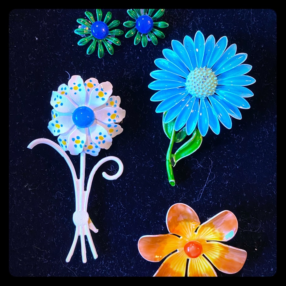 Flower brooches